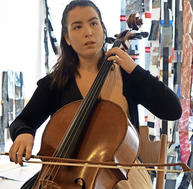 Die junge Cellistin Natalia Dauer aus ...ntensivem und ausdrucksstarkem Spiel.   | Foto: Roswitha Frey