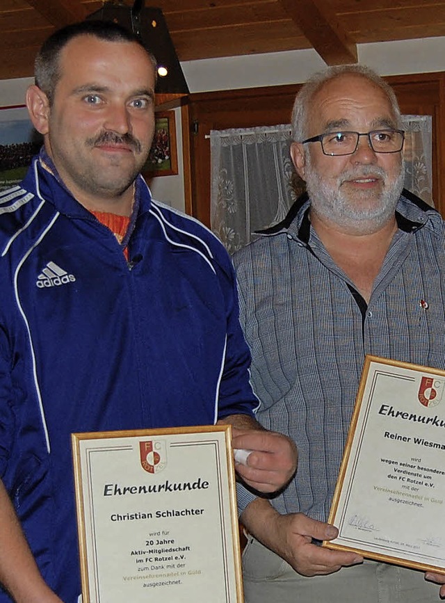 Der FC Rotzel ehrte Christian Schlachter (links)  und Reiner Wiesmann.   | Foto: Melanie Dramac