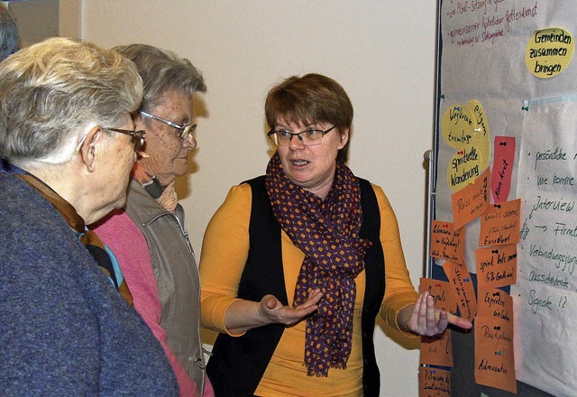 An den Bildtafeln wurden rege Gesprche gefhrt.  | Foto: Herbert Trogus