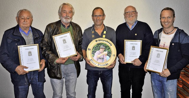 Der neue Schtzenknig Klaus Dietsche ...ig und Martin Hauri, jeweils 25 Jahre.  | Foto: Georg Diehl
