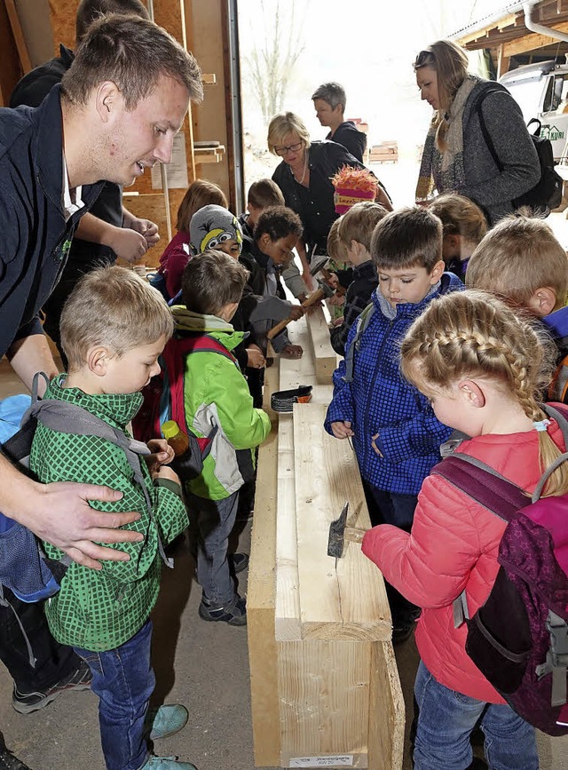 Fleiige Handwerker: Kindergartenkinde... fr den neuen Kindergarten Langenau.   | Foto: Hans-Jrgen Hege