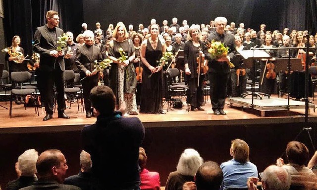 Solisten, Dirigent, Orchester und Chor...r den Applaus des Publikums entgegen.   | Foto: Tarr