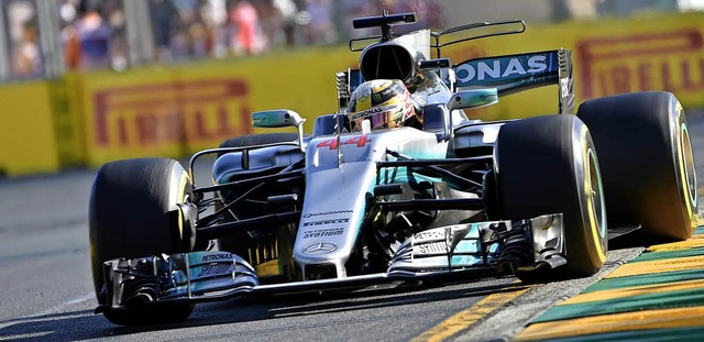 Lewis Hamilton versucht in Melbourne v...rholen ist noch schwieriger geworden.   | Foto: AFP