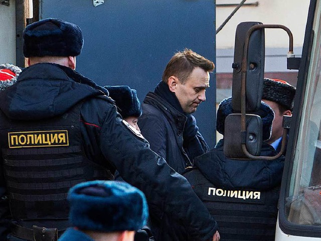 Der russische Oppositionelle Alexej Na...einem Gerichtssaal in Moskau gebracht.  | Foto: dpa