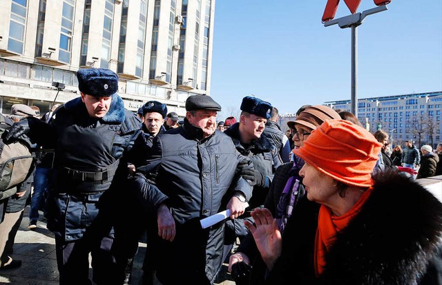 Polizisten verhaften am 26. Mrz Demonstranten in Moskau.  | Foto: dpa