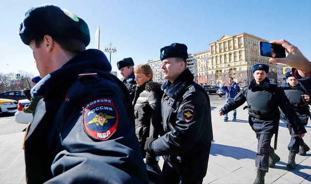 Polizisten verhaften am 26. Mrz Demonstranten in Moskau.  | Foto: dpa