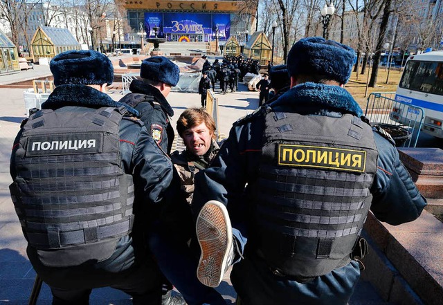Polizisten verhaften am 26. Mrz Demonstranten in Moskau.  | Foto: dpa