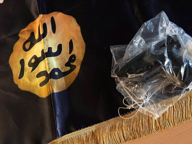 Eine beschlagnahmte Waffe auf einer IS...; befrchtet wurde ein Terroranschlag.  | Foto: dpa