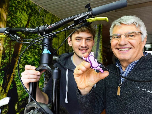 Cornelius Kapfinger und Klaus Liedler ...mit der von ihnen entwickelten Bremse.  | Foto: Ingo Schneider