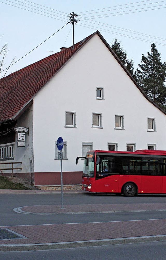 Der Buswendeplatz ist schon hergericht...s (hinten) grundlegend saniert werden.  | Foto: Dorothe Kuhlmann