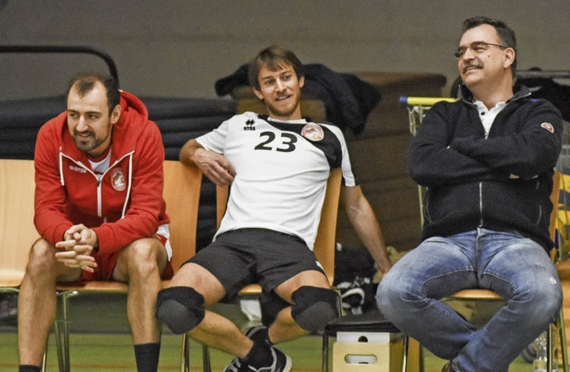 Gelassenheit am Spielfeldrand: Trainer... Forcher (rechts) und das Mnnerteam.   | Foto:  Sebastian Khli