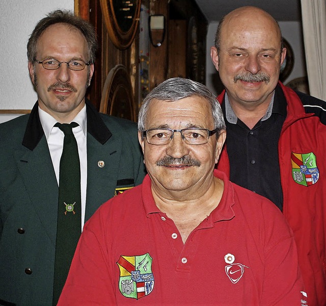 Ernst Kaiser (Mitte) wurde von Obersch....) fr 50 Jahre Mitgliedschaft geehrt.  | Foto: Werner Schnabl