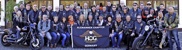 Die Mitglieder des Alemannen Chapters vor dem Power Shop im Haltinger Rebgarten   | Foto: Jacqueline Wach