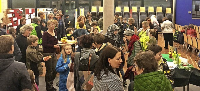 Viele Interessierte schauten sich um b...der offenen Tr der Johanniterschule.   | Foto: Martin Schreck