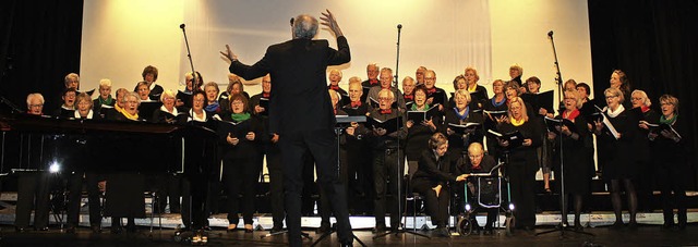 Wolfgang Erber dirigiert die Denzlinger Concordia-Snger bei ihrem Konzert.   | Foto: Hildegard Karig