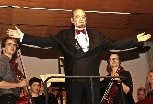 Dirigent Frieder Stoll mit Musikern   | Foto: Rinklin