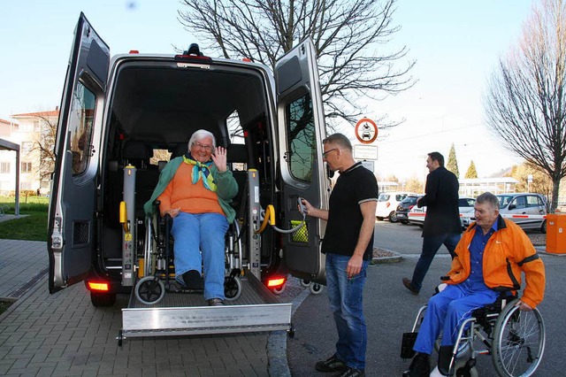 Die Seniorin Erika Huber probiert glei... fr Rollsthle im neuen Kleinbus aus.  | Foto: Marlies Jung-Knoblich