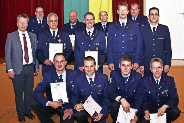 Die Geehrten und Befrderten bei der F...Andreas Bernauer (jeweils von links).   | Foto: Karin Maier