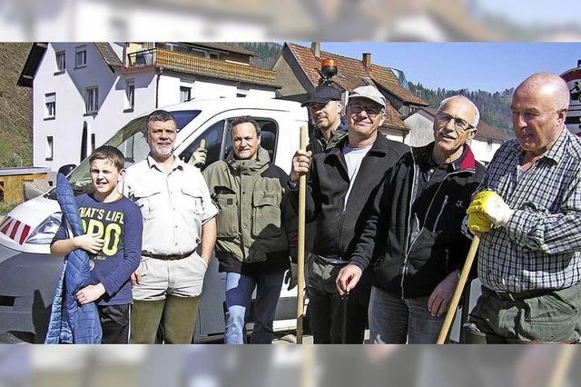 Angler fischen Mll aus der Wiese in Zell