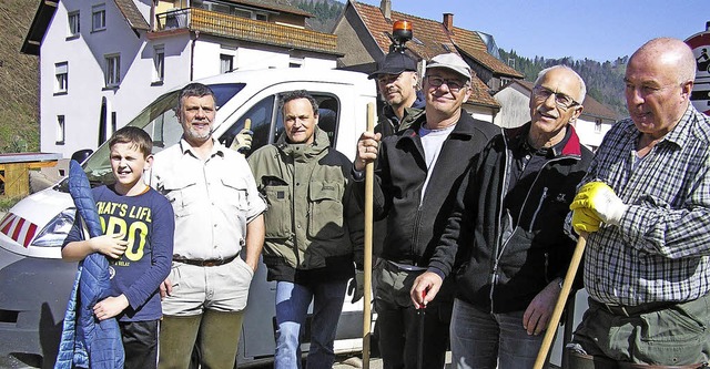 Zeller und Rheinfelder  Angler machten die Wiese sauber.   | Foto: ZVG