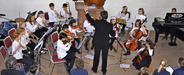 Das Basis-Orchester der Musikschule Mittleres Wiesental unter Rafael Lobo   | Foto: Georg Diehl