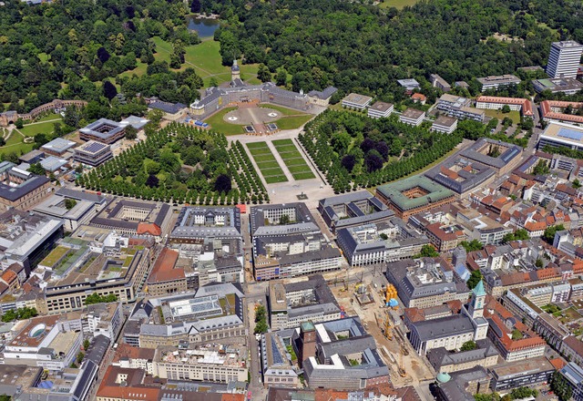 Die Fcherstadt Karlsruhe aus der Vogelperspektive.  | Foto: dpa