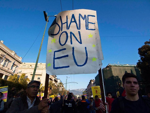 Die EU solle sich schmen, steht auf d...htlingspolitik der EU und der Trkei.   | Foto: dpa