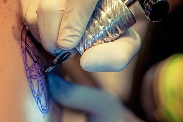 Tattoos und Piercings: Ärzte warnen vor langfristigen Risiken