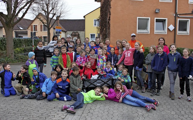 Sasbach.  Die Kinder und Helfer die an der Waldputzete in Sasbach teilgenommen.  | Foto: Privat