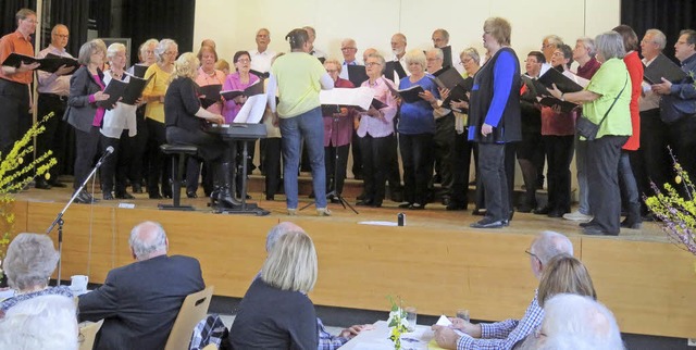 Volles Haus und volle Bhne beim gemischten Chor  | Foto: Privat