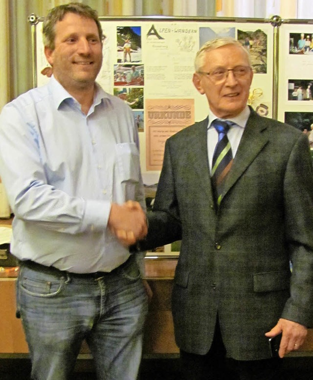 Der neue Vorsitzende Michael End gratuliert seinem Vorgnger Friedrich Hunger.  | Foto: Privat
