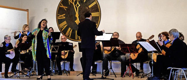 Gastsngerin Hadassah Montenegro und Dirigent Markus Klemke mit dem Orchester   | Foto: Ansgar Taschinski