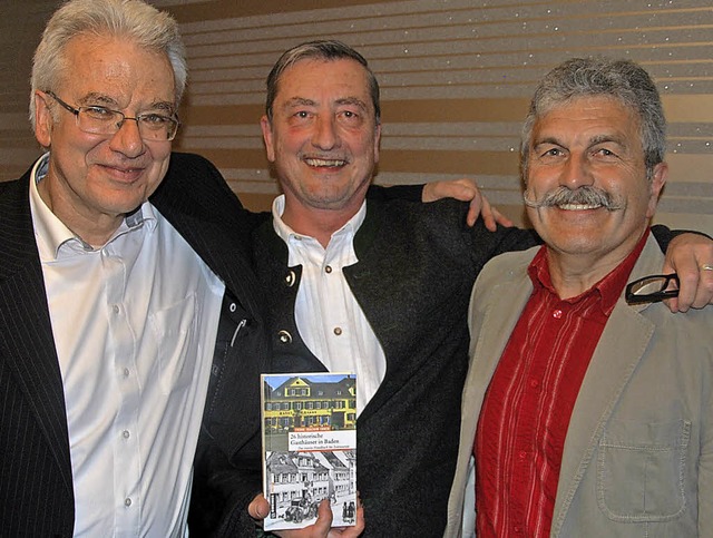 ber die  Wuhren berichtete Peter Reu...mit  Seniorwirt  Hugo Spehl (rechts).   | Foto: Alfred Lins