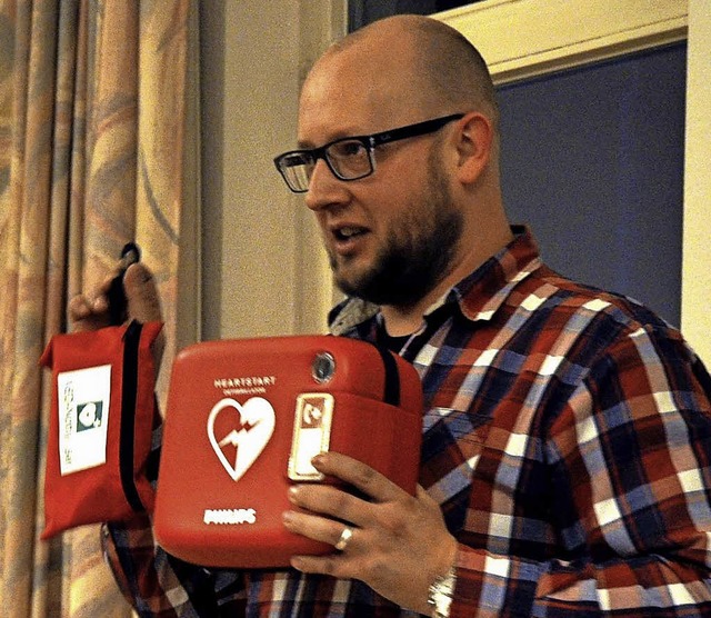 Adam Sowa  erklrt, wie ein Defibrillator funktioniert.   | Foto: Steckmeister