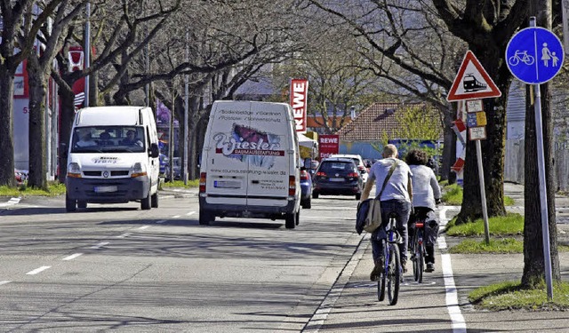 Radfahrer drfen auf der Tullastrae b...en Radweg-Schilder werden abmontiert.   | Foto: M. Bamberger