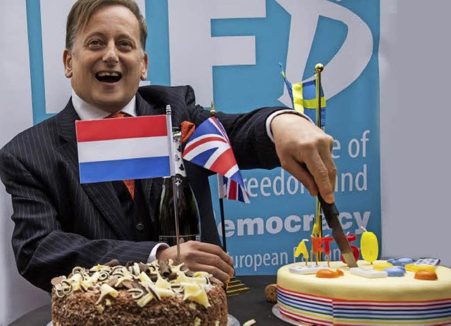 Raymond Finch von  der Anti-EU-Partei Ukip feiert mit Torte.  | Foto: AFP