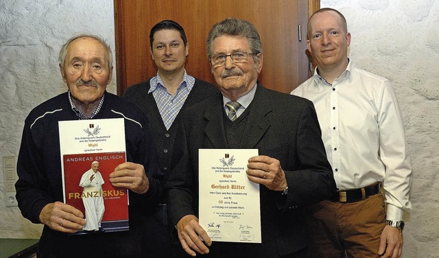 Gottfried Dirr (links) und Gerhard Rit...chts) und Vize Sven Hagenunger geehrt.  | Foto: Jrgen Schweizer