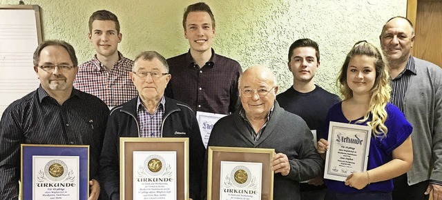 Die Geehrten des Musikvereins Niederha...tephan, Vorsitzender Peter Gitzinger.   | Foto: Jrgen Hensle