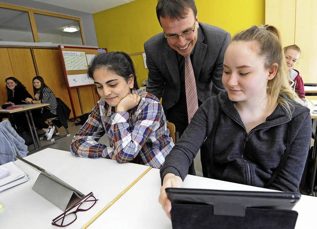 Staatssekretr Volker Schebesta schaut...cht mit den Tablets ber die Schultern  | Foto: Markus Zimmermann