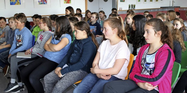 Gebannt lauschten die Fnftklssler de...ung von Ausbeutung sowie Kinderarbeit.  | Foto: Martha Weishaar