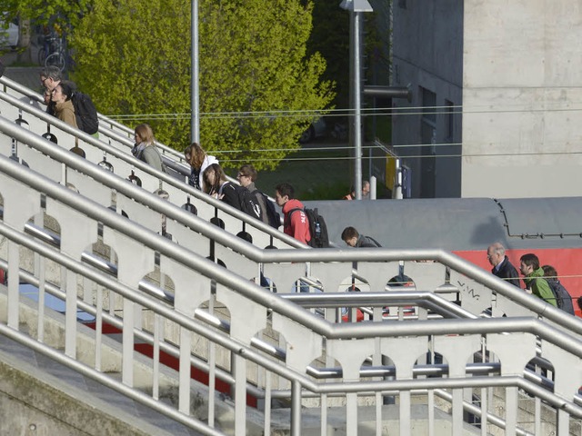 Treppen der Stadtbahnbrcke am Hauptbahnhof, die zu den Gleisen hinunterfhren  | Foto: Ingo Schneider
