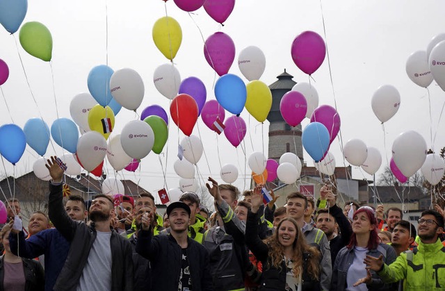 <BZ-FotoAnlauf>Evonik:</BZ-FotoAnlauf>...en Mitarbeiter bunte Ballons steigen.   | Foto: Privat