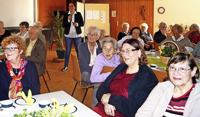 Vorsitzende Brigitte Maier (hinten mit...ns  und rief zur Neuorientierung auf.   | Foto: Silke Hartenstein