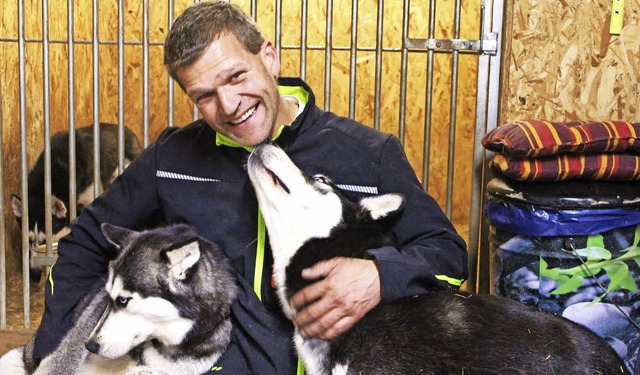 Sascha Bhr hat zu seinen zehn Hunden eine sehr innige Beziehung.  | Foto: Dennis Wipf