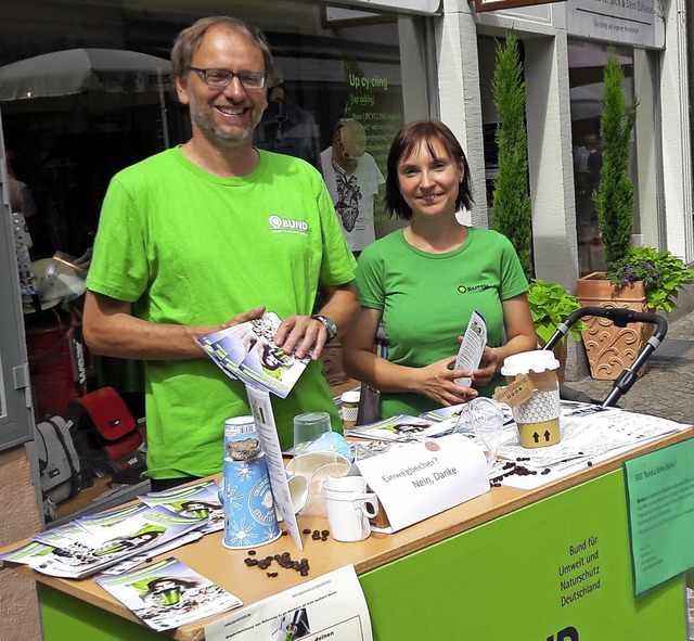 Mit einem Stand in der Innenstadt mach...cher. Links Vorsitzender Franz Stortz   | Foto: Archivfoto: Privat