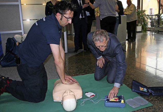 Der Ausbilder des DRK-Kreisverbandes S...ebrauch des neuen Defibrillators ein.   | Foto: Elisabeth Jakob-Klblin