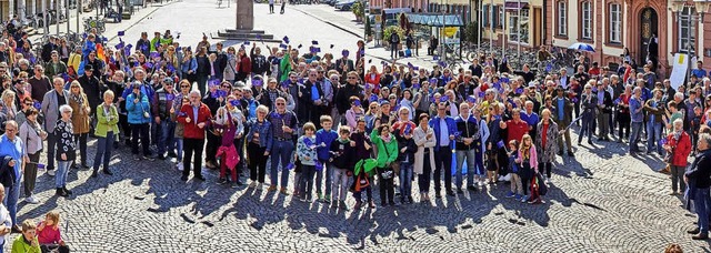 Die nchste Pulse-of-Europe-Demonstrat... dem  Rathausplatz ein Peace-Zeichen.   | Foto: Wilfried Beege