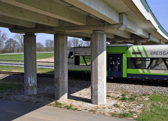 Die dieselbetriebene Kaiserstuhlbahn u...hat, muss das Gleis abgesenkt werden.   | Foto: manfred frietsch
