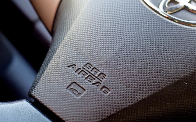 Airbags im Auto sollen Menschenleben retten.   | Foto: dpa