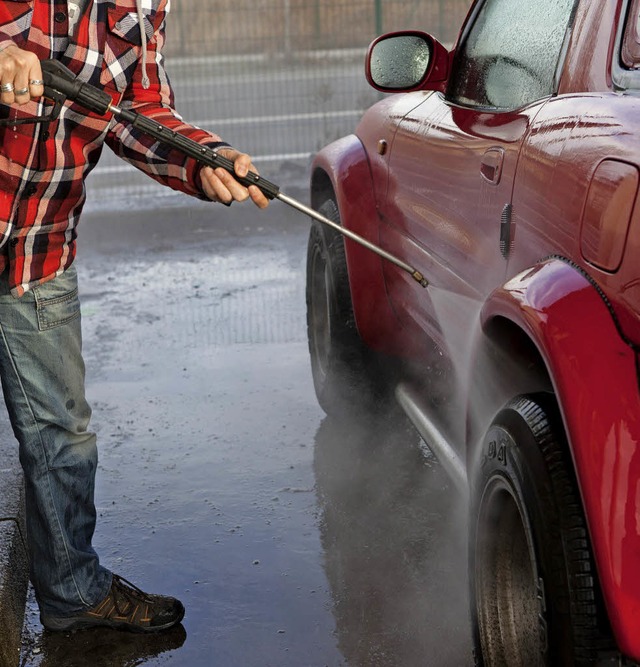 Mit Handarbeit wird das Auto besonders sauber.   | Foto: dpa